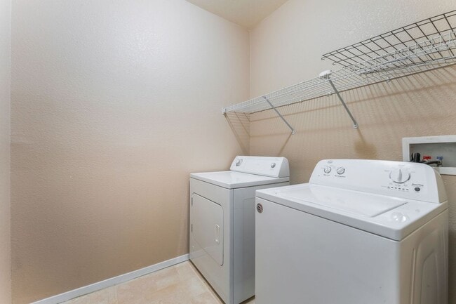 Building Photo - Bright 2-Bed Condo with Patio!