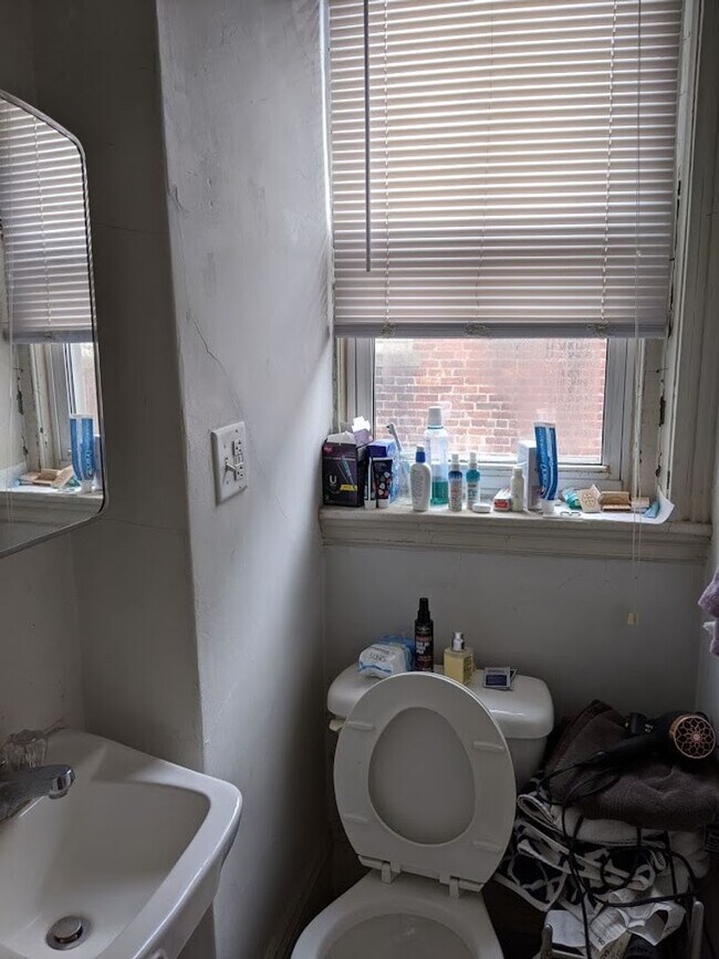 Building Photo - Very Nice 3 bed 1.5 Bath in Coolidge Corner....