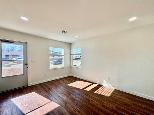 Building Photo - 809 Proctor Pl