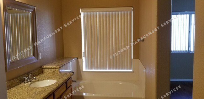 Building Photo - 3 BEDROOM HOME FOR RENT IN PHOENIX WITH POOL