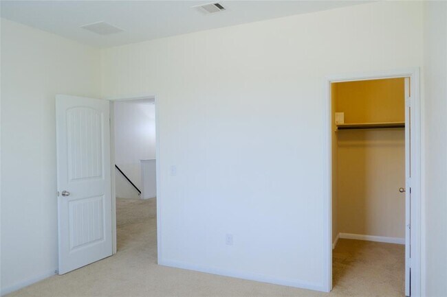 Building Photo - 2880 Donnell Dr