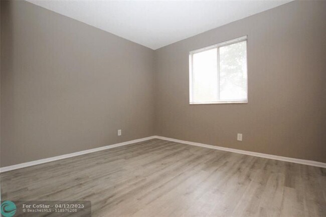 Building Photo - 704 Gardens Dr