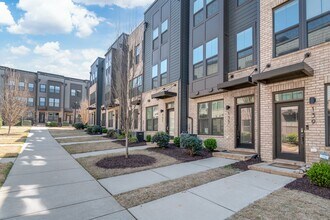 Building Photo - 3 Bedroom Townhome minutes from South End!