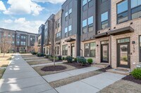 Building Photo - 3 Bedroom Townhome minutes from South End!