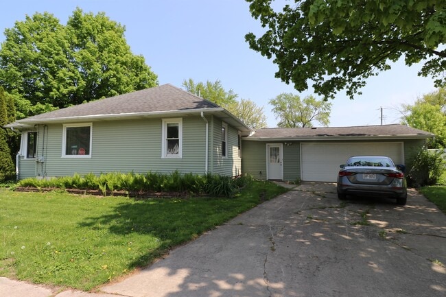 Building Photo - 855 Langlade Ave