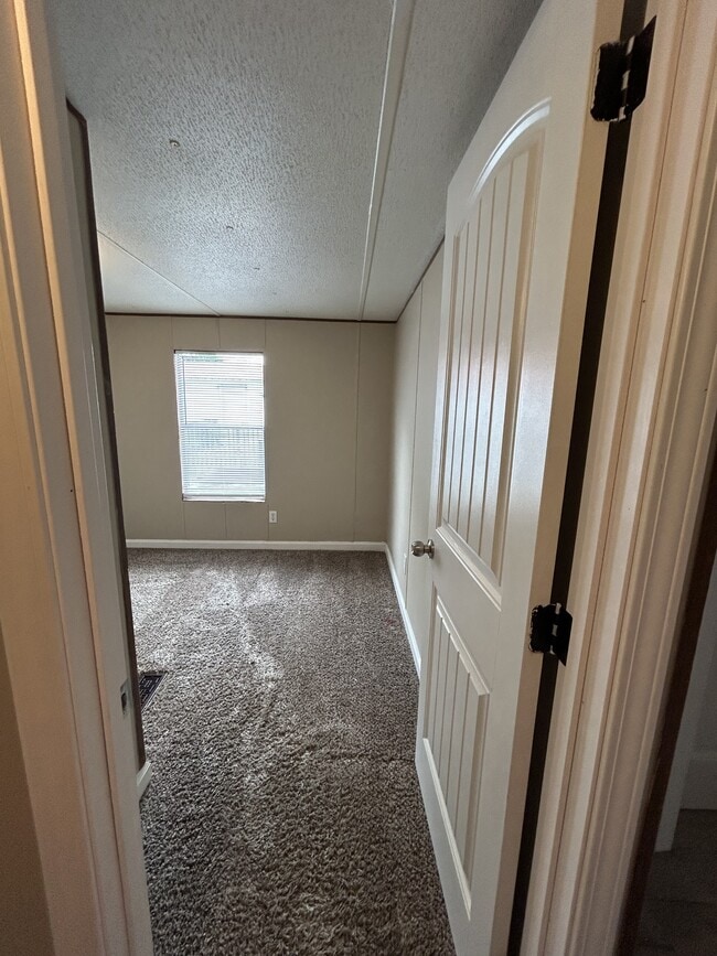 Building Photo - 405 Debby St