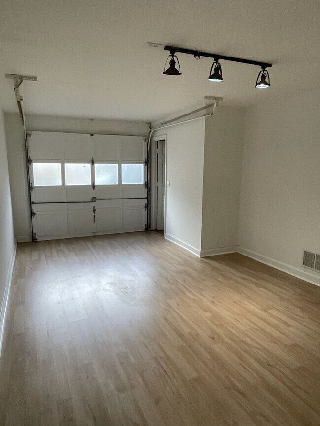 Building Photo - Candler Park Townhouse, Steps from Candler...