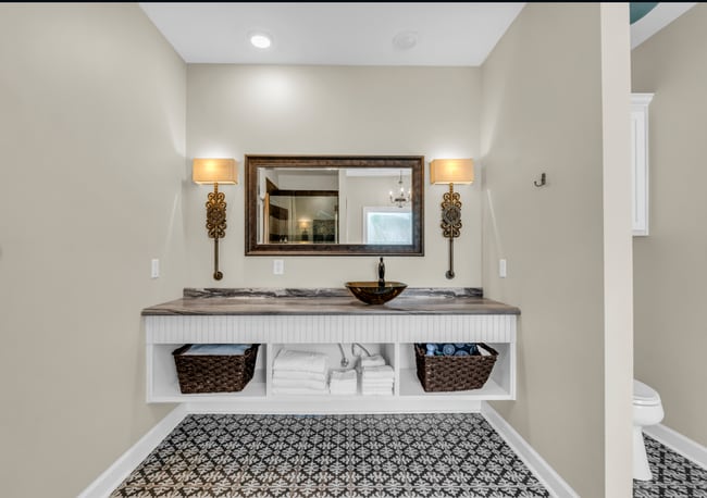 Building Photo - Beautiful 4-bedroom, 2.5-bath riverfront home