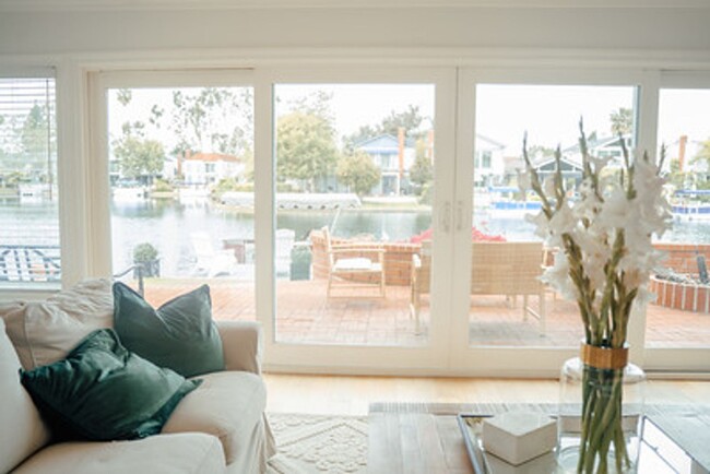 Building Photo - Waterfront 4 Bedroom