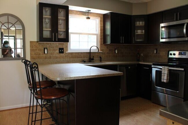 Building Photo - Charming 3-Bedroom, 2.5 Bath SFH with Fron...