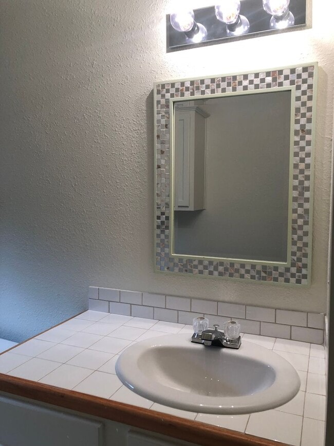 Building Photo - 1 Br Duplex - Available Now