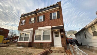Building Photo - Huge 3-level 3 Bedroom - 2,500 sq/ft!