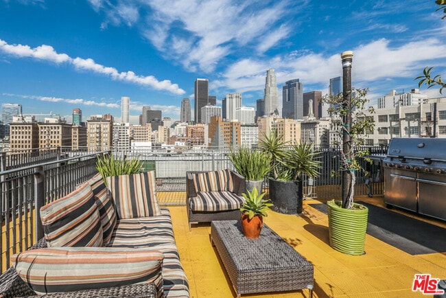 Building Photo - 746 S Los Angeles St