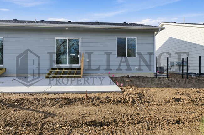 Building Photo - 5240 N Pinecrest Ct