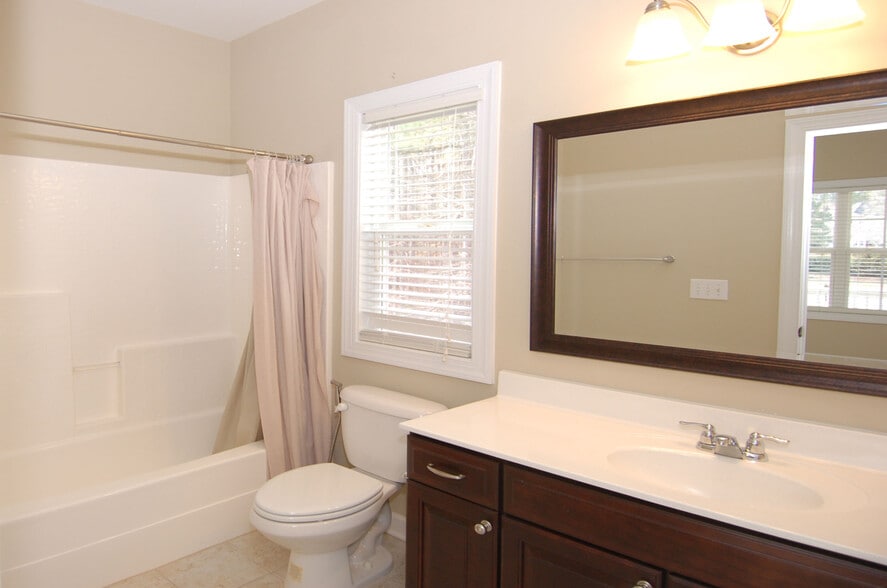 En suite bath - 4832 Millens Bay Ct