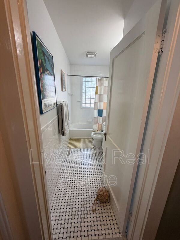 Building Photo - 223 44th St