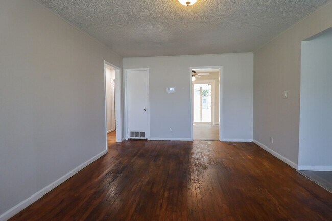 Building Photo - 3 BED 1 BATH! Schedule a tour today!