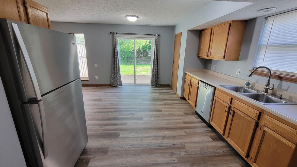 Kitchen view to outside private patio - 2123 Bridgewater Cir
