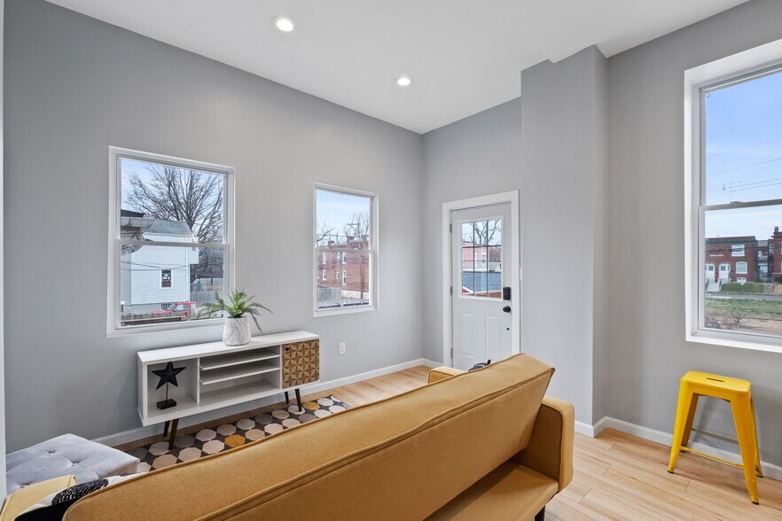 Living space - 3855 S Compton Ave