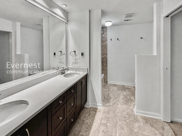 Building Photo - 438 The North Chace