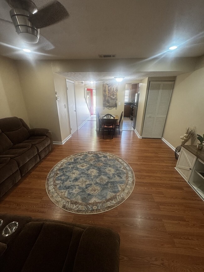 Building Photo - 127 Eaglewood Way
