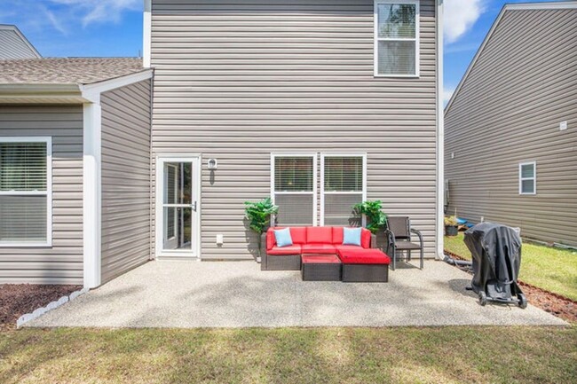Building Photo - Beautiful Traditional Home with Downstairs...
