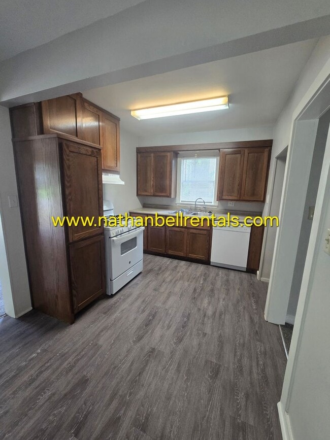 Building Photo - Single-Family Home: 3 Bed, 2 Bath