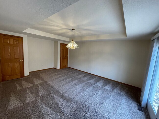 Building Photo - Spacious Duplex near Manhattan Country Club!