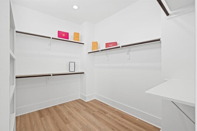 Building Photo - 5213 Pine Tree Dr