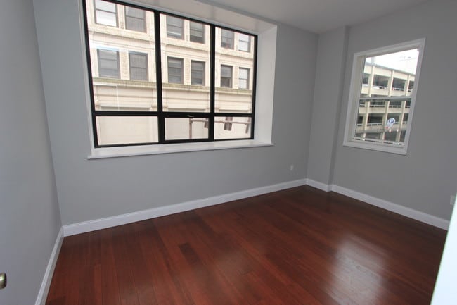 Building Photo - 32 W Market St