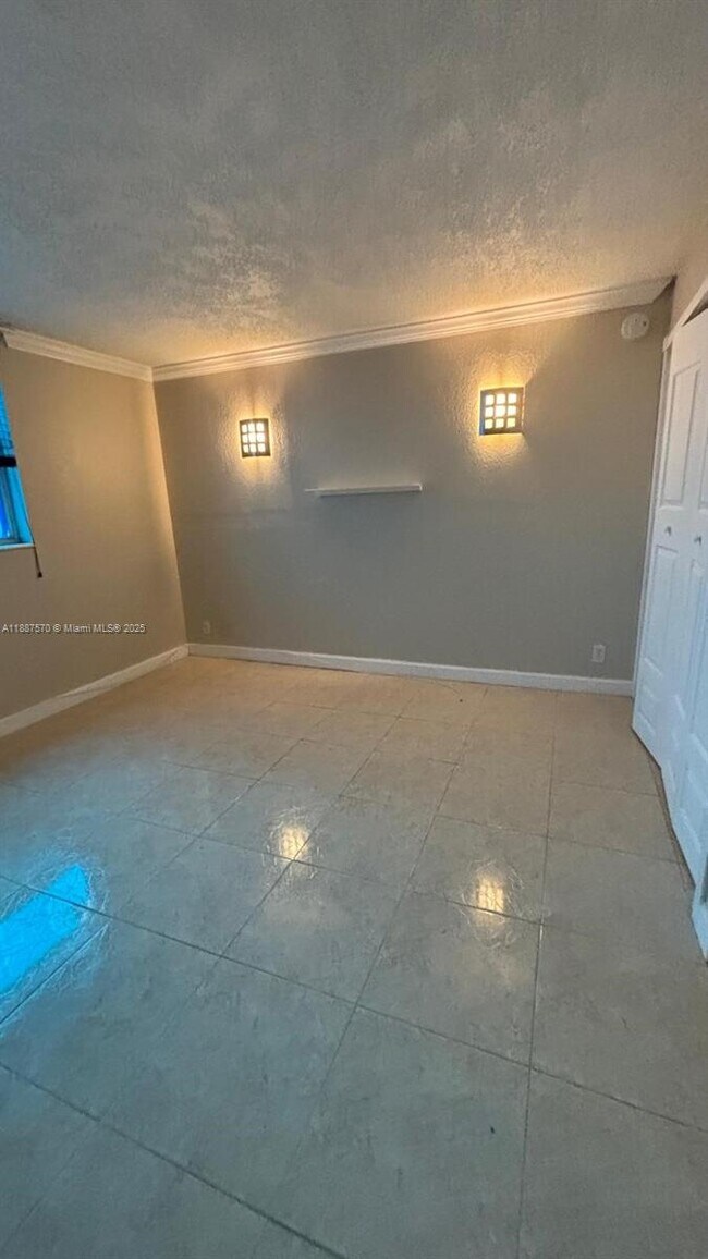 Building Photo - 1913 S Ocean Dr