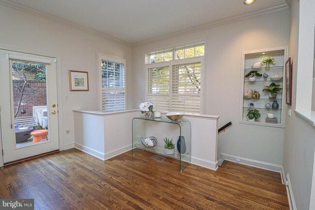 Building Photo - 1596 N Colonial Terrace