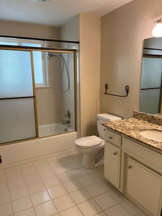 Building Photo - Great East Medford location with views of RoxyAnn