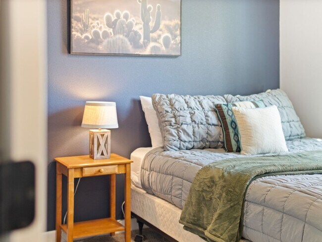 Building Photo - Beautiful home 5MILE/Big Yard & Garage (Furnished)