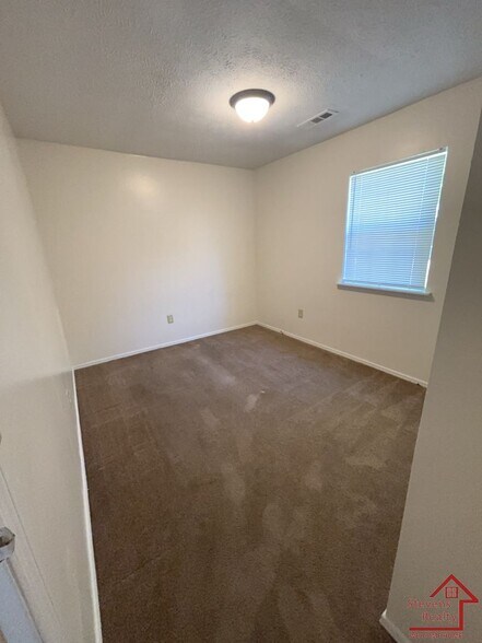Building Photo - 140 Bybee Woods Dr