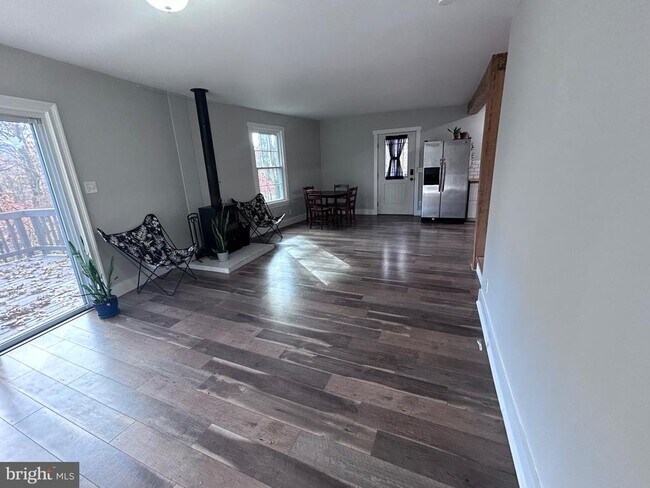 Building Photo - 132 Pinecrest Ln