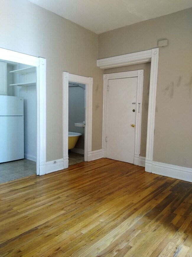 Building Photo - Charming Cap Hill 1 Bedroom w/ Claw Foot T...