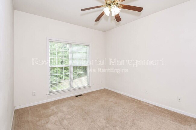 Building Photo - 233 Sumac Tr