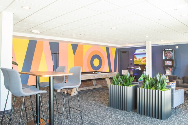 Building Photo - 1237 N Van Buren St