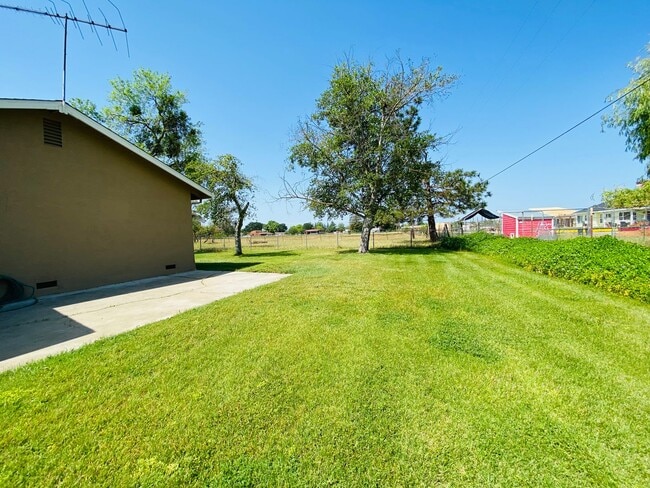 Building Photo - Country Home on a Private Road.