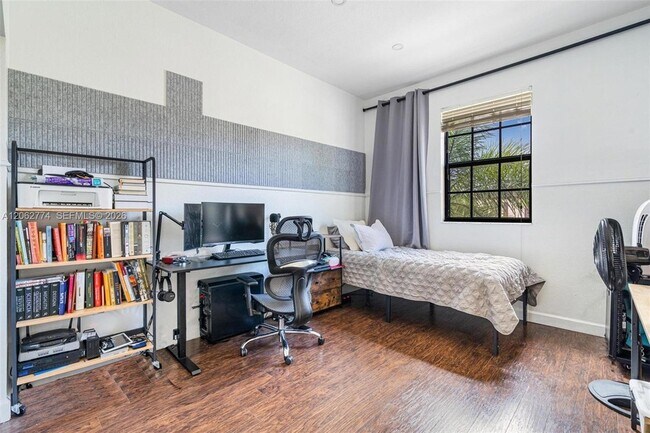 Building Photo - 343 NE 37th Terrace