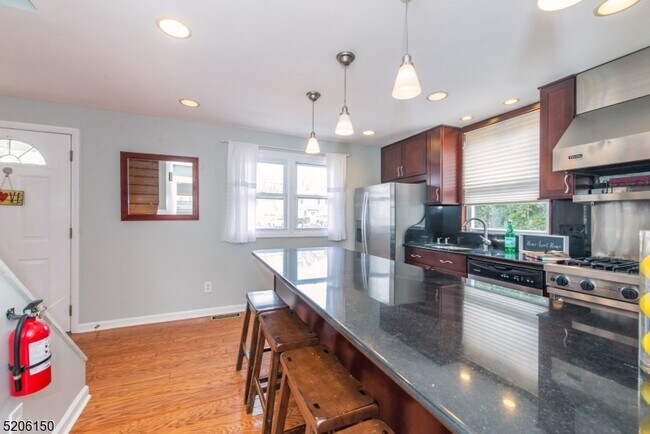 Building Photo - 326 Victor St