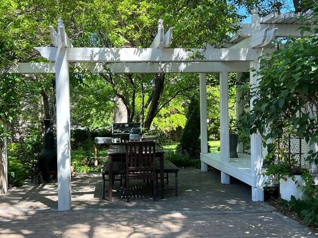 Building Photo - Gorgeous Lakeridge Shores Home Available Now