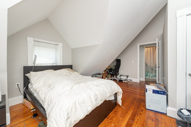 Building Photo - 212 Elm St