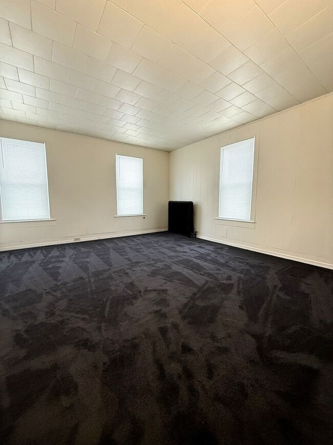 Building Photo - 704 W Main St