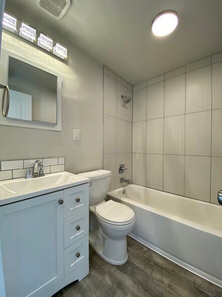 Building Photo - 1033 Juneau St