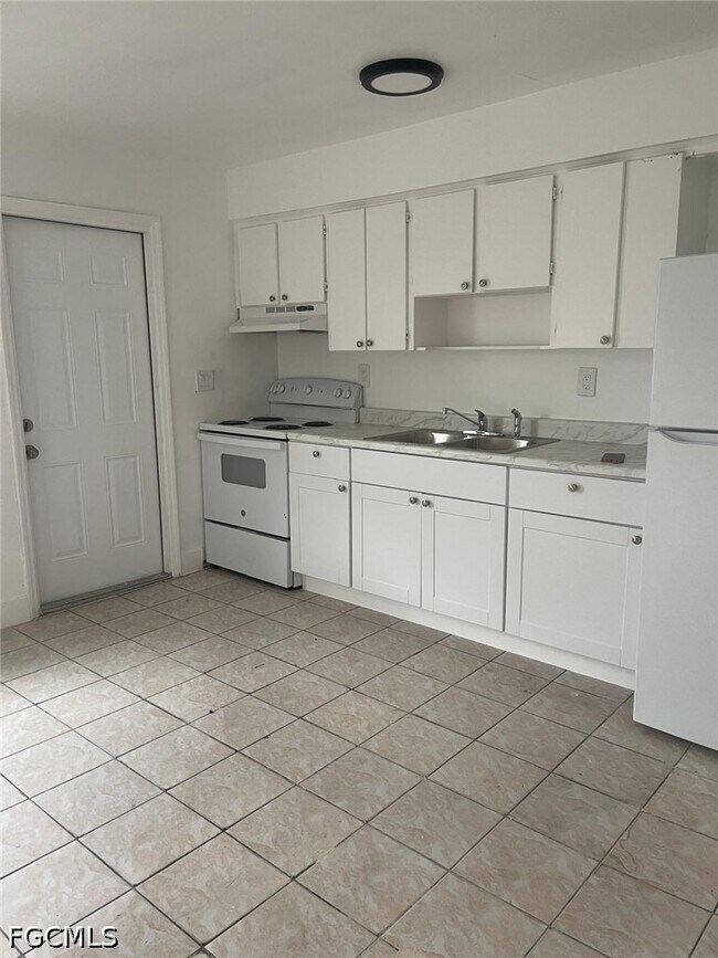 Building Photo - 5413-5427-5427 Third Ave