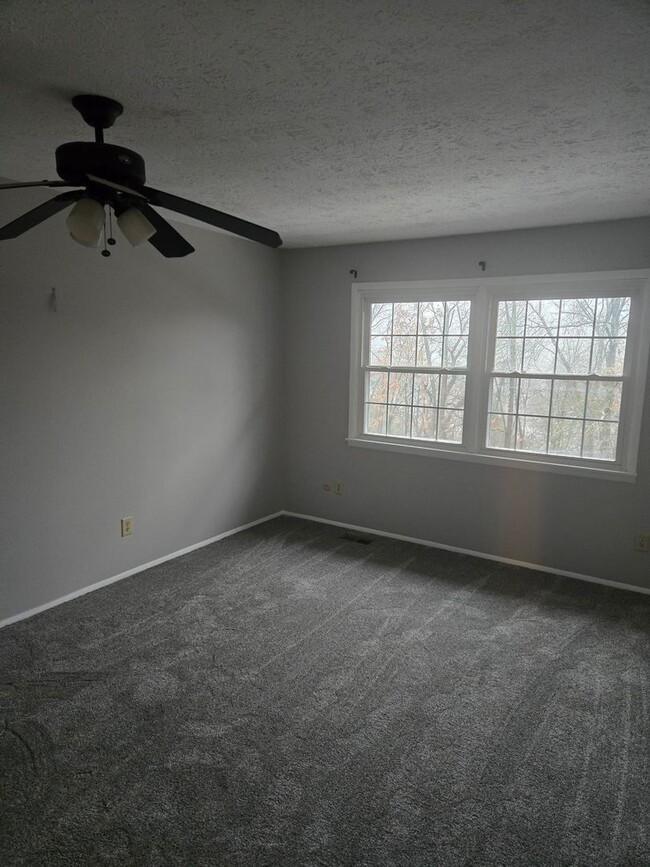 Building Photo - Spacious 3 bedroom townhouse