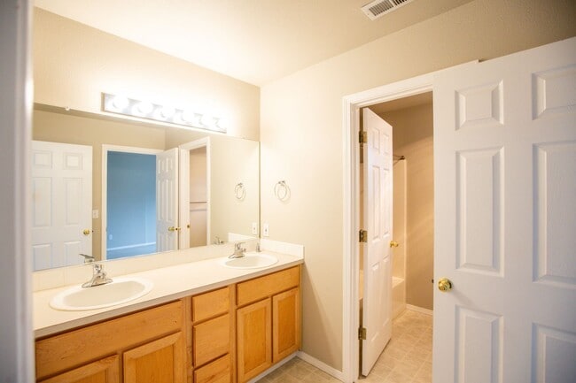 Building Photo - 3 Bedroom Town Home Close to Nike Available !