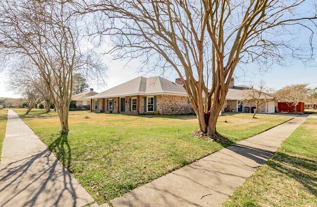 Building Photo - 4204 Pine Park Dr
